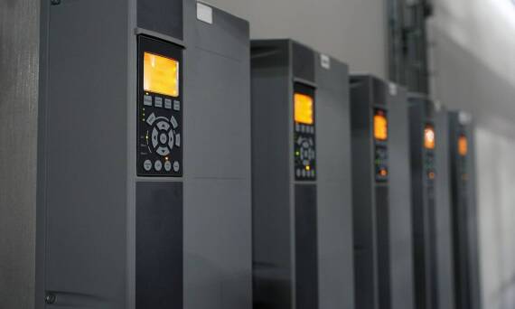 Jak zapewnić odpowiednie warunki pracy i magazynowania zasilaczy UPS?