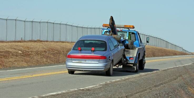 Holowanie pojazdów po awarii: jak szybko i bezpiecznie wrócić na drogę?