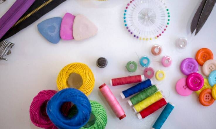 Jakie są różnice między włóczkami syntetycznymi a naturalnymi?