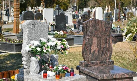 Jakie są korzyści z wyboru pomników granitowych w różnych stylach?