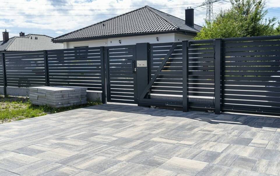 Jakie innowacje technologiczne są dostępne w branży bram garażowych?