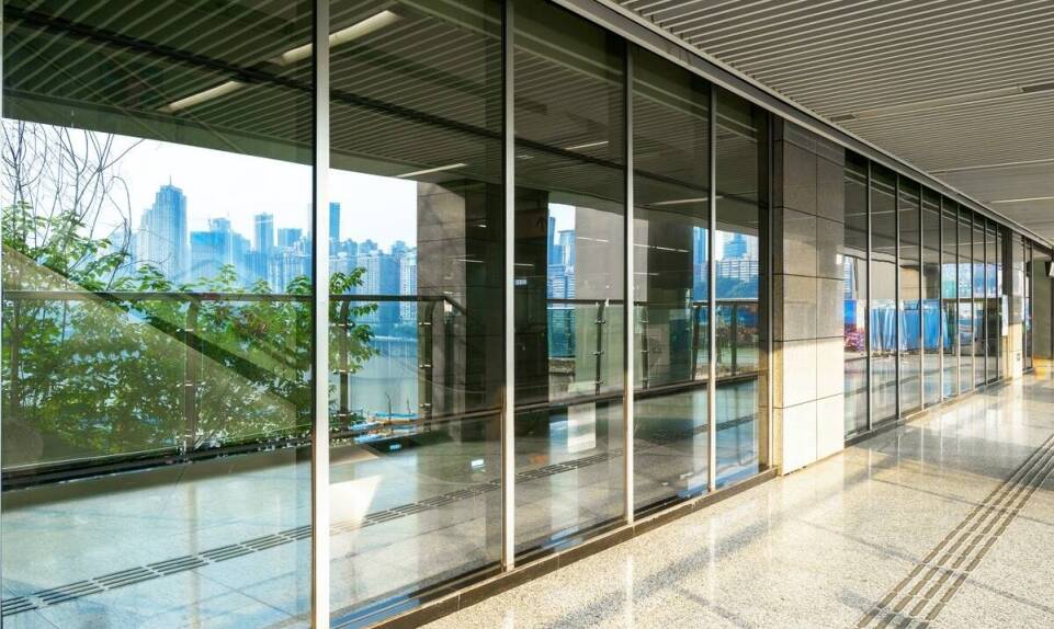 Jakie są główne zalety drzwi przeciwpożarowych z aluminium?