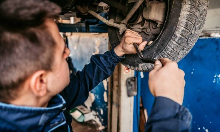 Jakie są najważniejsze kroki w serwisowaniu tylnej belki zawieszenia?