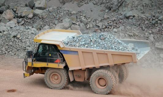 Przewóz materiałów sypkich – jak zapewnić efektywność i bezpieczeństwo?