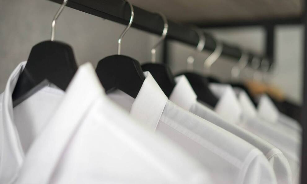 Jak zintegrować muszki kelnerskie z uniformem pracowników?