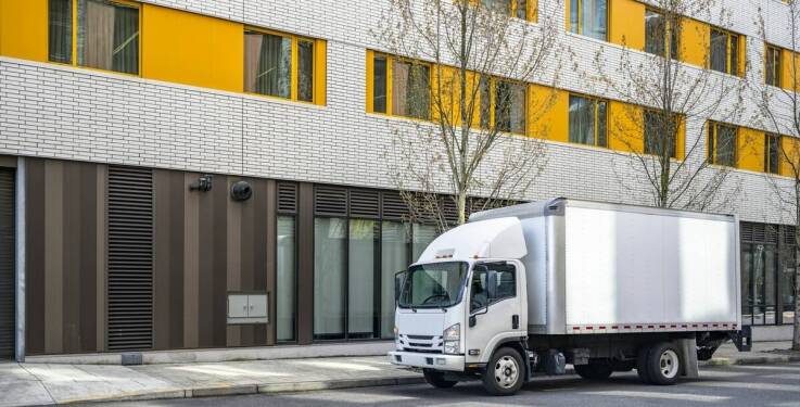 Jak firma przeprowadzkowa ułatwia proces przeprowadzki domów i mieszkań?