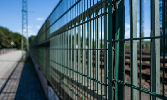 Jak dobrać odpowiednie ogrodzenie przemysłowe do specyfiki branży?