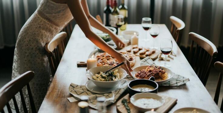 Jak zorganizować stypę po pogrzebie świeckim?