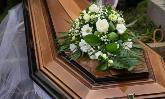 Różnorodność ceremonii pogrzebowych oferowanych przez firmy pogrzebowe