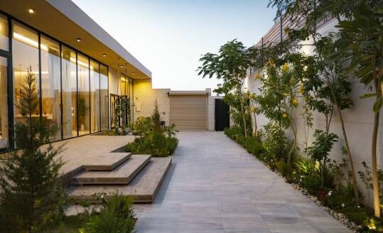 Jakie dodatkowe elementy można zintegrować z tarasem dla większego komfortu?