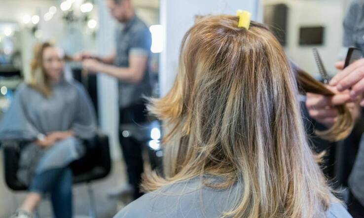 Jakie techniki stylizacji włosów są stosowane przez fryzjerów dziecięcych w Krakowie?