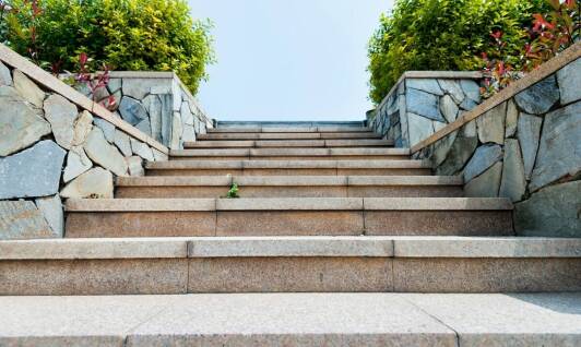 Schody granitowe jako inwestycja na lata – dlaczego warto?