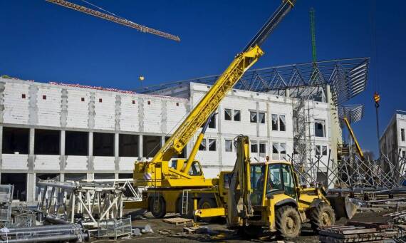 Kiedy wynajem dźwigu z operatorem to opłacalne rozwiązanie?
