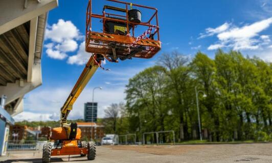 Jakie są kluczowe zalety wynajmu podnośników elektrycznych?