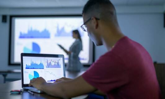 Pisanie prac licencjackich: Skuteczne sposoby na zebranie danych badawczych