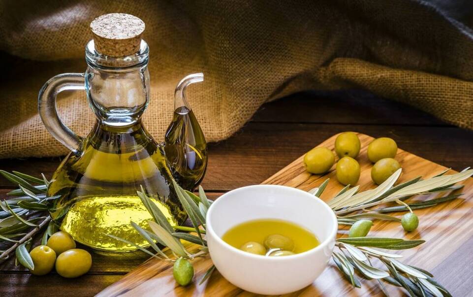 Dlaczego warto stosować ozonowaną oliwę z oliwek na twarz?