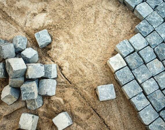 Kluczowe zalety stosowania piasków hamulcowych w projektach inżynieryjnych