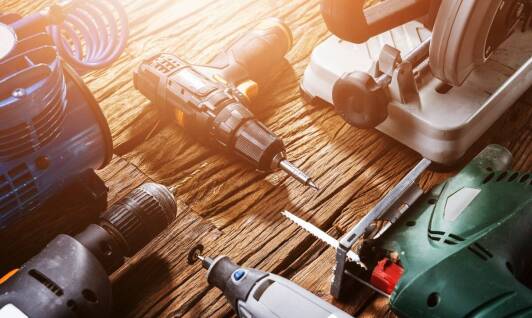 Jakie akcesoria montażowe są niezbędne przy instalacji ogrodzenia?