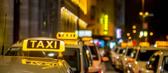 Jak zamówić taxi przez telefon i cieszyć się szybkim transportem?