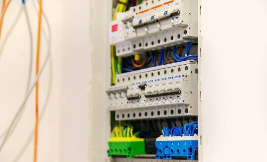 Prefabrykacja rozdzielnic – co to jest i jakie przynosi korzyści w instalacjach przemysłowych?