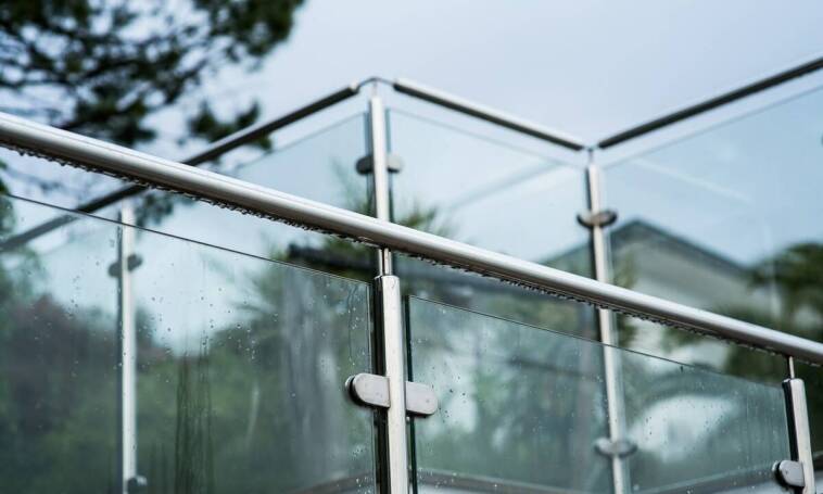 Balustrady ze stali nierdzewnej w architekturze minimalistycznej: prostota i elegancja