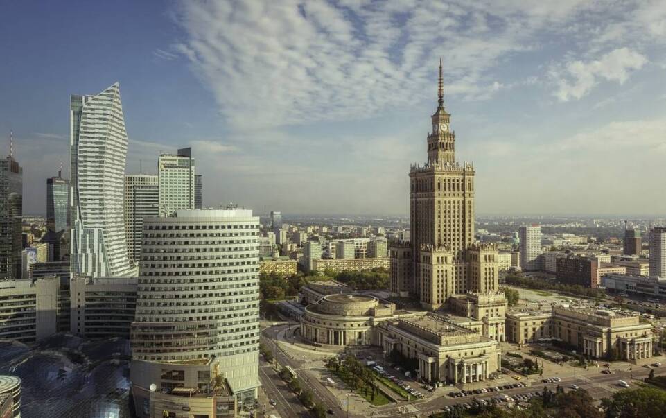 Jak nasze tanie przewozy osobowe w Warszawie wspierają turystykę?