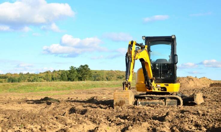 Prace ziemne na małych działkach: korzyści z wynajmu minikoparki