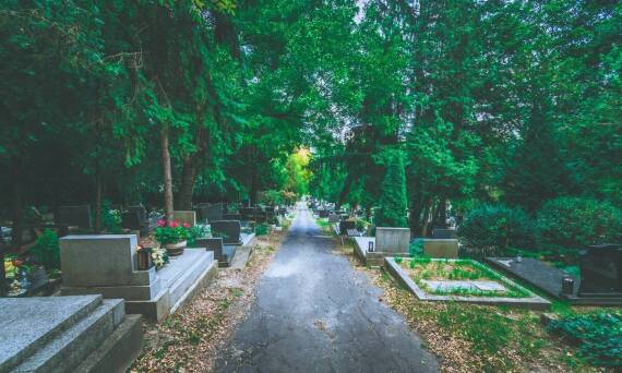 Jak dobrać odpowiedni wzór liternictwa na nagrobek granitowy?