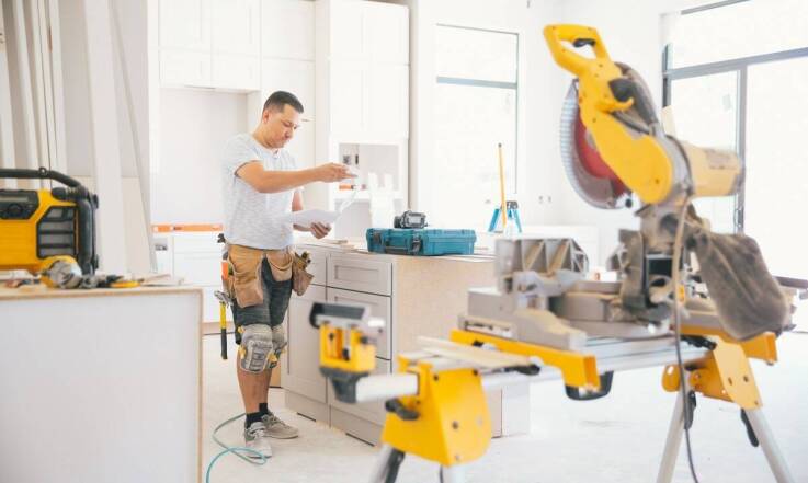 Jakie są zalety montażu drzwi wewnętrznych przez profesjonalistów?