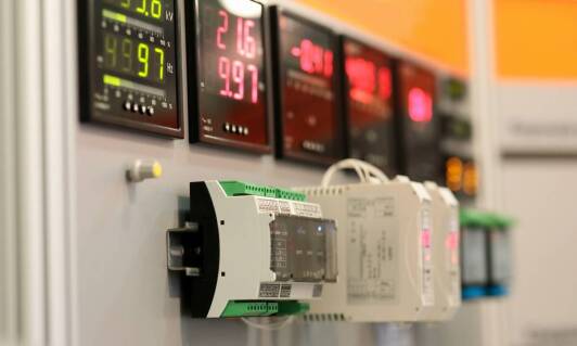 Rola regulatorów temperatury z PID w efektywności energetycznej zakładów produkcyjnych
