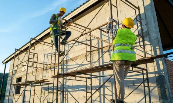 Bezpieczeństwo pracy na wysokościach dzięki nowoczesnym rusztowaniom