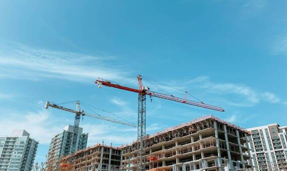 Jakie elementy infrastruktury można montować za pomocą dźwigów w Chojnicach?