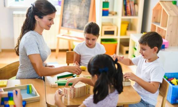 Nauka języków obcych w przedszkolu: jak angielski i hiszpański wzbogacają edukację najmłodszych?