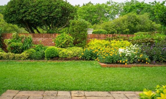 Jak dopasować rośliny do stylu życia i potrzeb mieszkańców przy projektowaniu ogrodu?