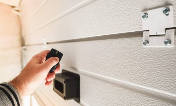 Jak wybrać odpowiednią bramę do garażu dla swojego budynku?