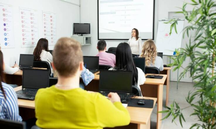 Jak dostosować kurs na prawo jazdy do indywidualnych potrzeb kursanta?