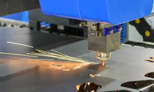 Jak przecinarka laserowa wpływa na precyzję cięcia metali i tworzyw sztucznych?