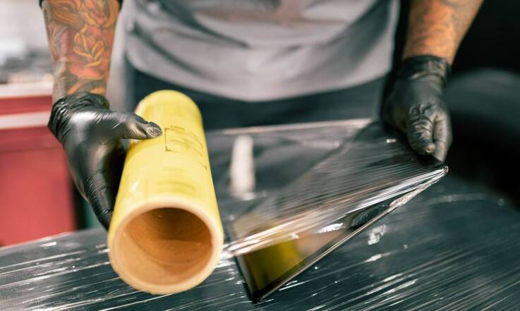 Jak folia do pakowania wpływa na trwałość produktów podczas przechowywania?