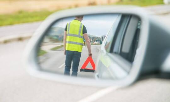 Jak pomoc drogowa 24h radzi sobie z awariami pojazdów na autostradzie?