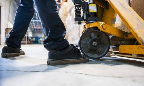 Dlaczego antypoślizgowe buty robocze są kluczowe w pracy na budowie?