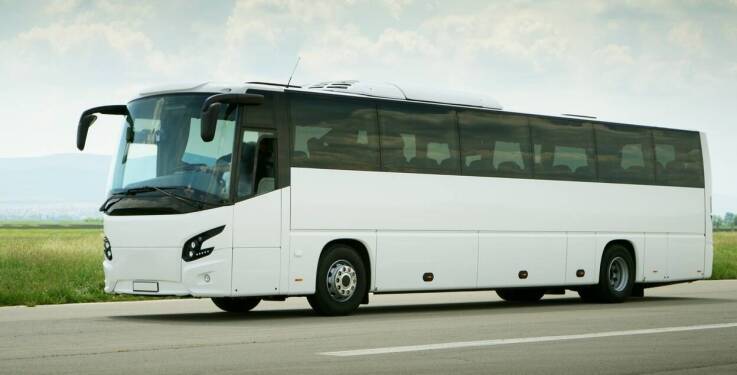 Dlaczego warto skorzystać z przewozu osób podczas podróży służbowych?