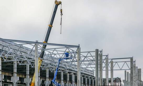 Wpływ wynajmu mini żurawi na terminowość projektów budowlanych