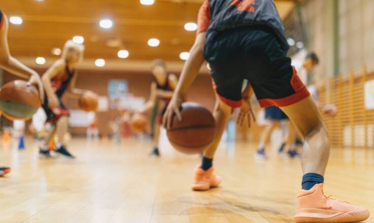 Jakie korzyści przynosi wynajem hali sportowej na eventy integracyjne?
