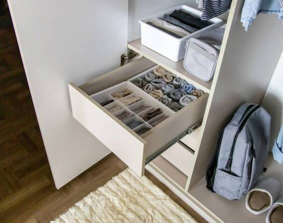 Łóżka piętrowe jako sposób na zagospodarowanie przestrzeni w małych sypialniach