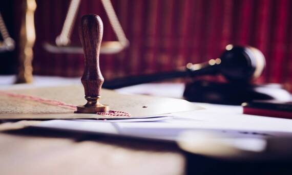 Jakie są zasady sporządzania aktów notarialnych przy zakładaniu spółek?