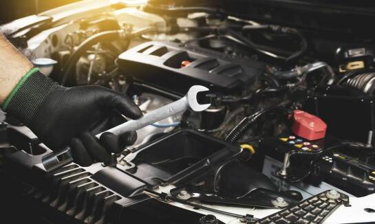 Jakie usługi oferują mechanicy samochodowi w zakresie naprawy silników?