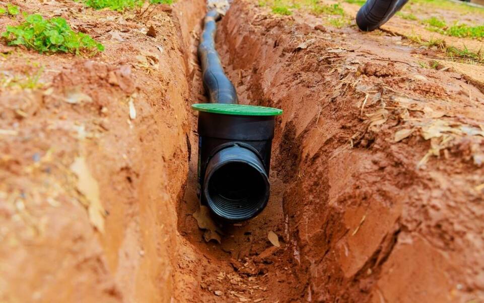 Różnorodność technik stosowanych przy zakładaniu drenażu w ogrodach