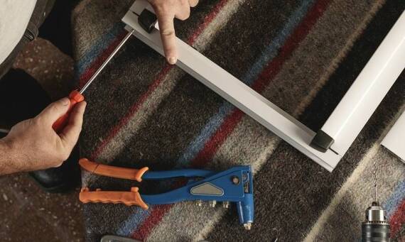 Jakie są różnice między roletami a żaluzjami, które warto znać przed zakupem?