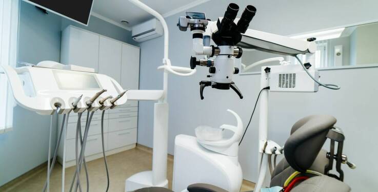 Jakie są korzyści płynące z mikroskopowej endodoncji dla precyzji leczenia kanałowego?