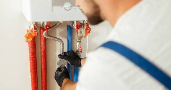 Jakie usługi hydrauliczne oferują specjaliści w zakresie montażu kotłów?